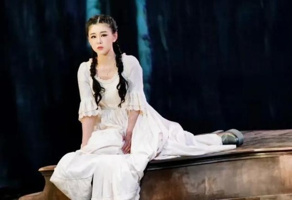 瑞银网配资 王雷接李小萌下班甜炸了，40岁少女感爆棚，他们咋这么年轻？